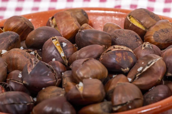 Piatto tradizionale portoghese di castagne arrosto — Foto Stock