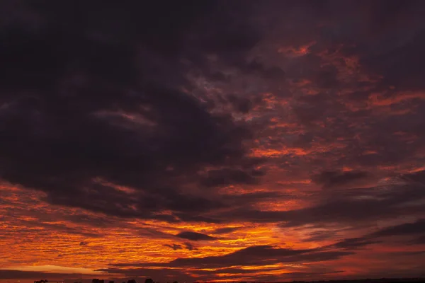 Schöne Wolken bei Sonnenuntergang — Stockfoto