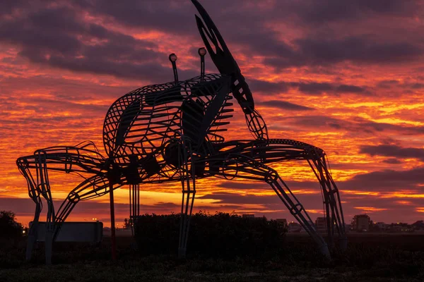 Estátua de caranguejo no pôr do sol — Fotografia de Stock