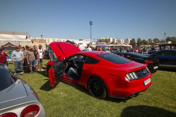 Exhibición de coches antiguos en la exposición —  Fotos de Stock