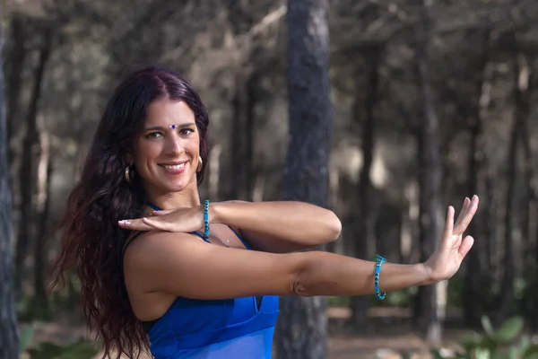 Buikdanser op de natuur — Stockfoto