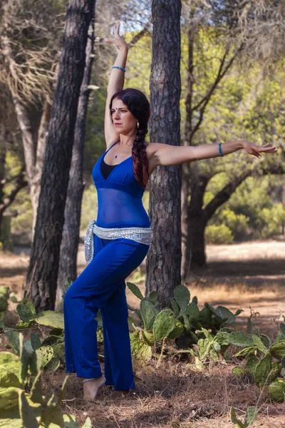 Buikdanser op de natuur — Stockfoto