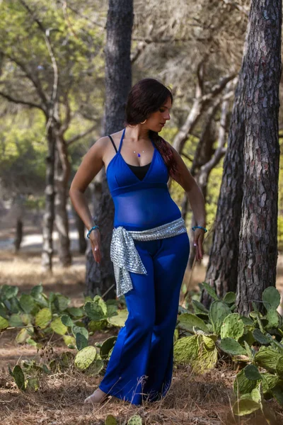 Bailarina del vientre en la naturaleza — Foto de Stock