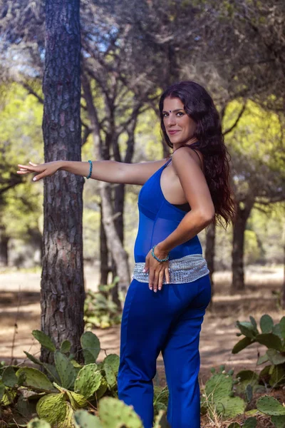 Bailarina del vientre en la naturaleza —  Fotos de Stock