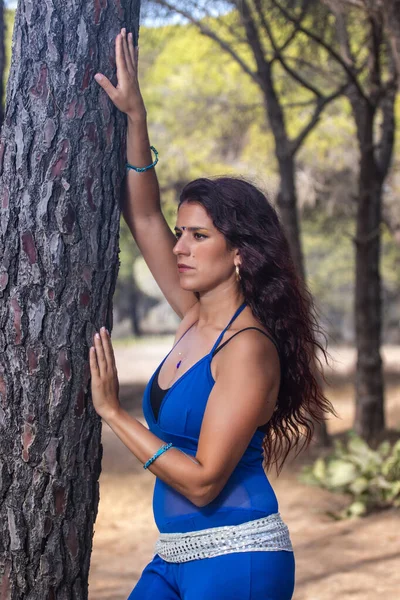 Bailarina del vientre en la naturaleza — Foto de Stock