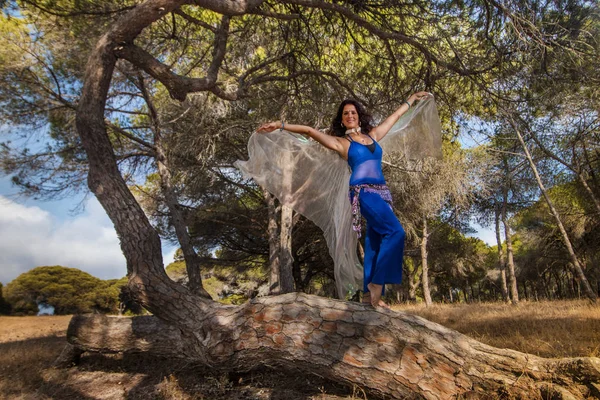 Belly dansare på naturen — Stockfoto