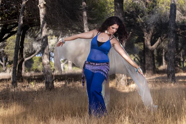 Belly dansare på naturen — Stockfoto