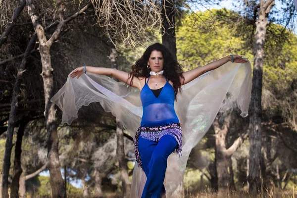 Belly dancer on nature — Stock Photo, Image