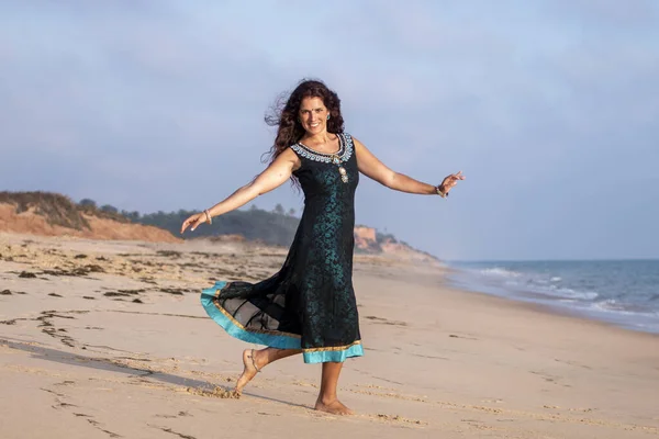 Танцівниця на пляжі — стокове фото