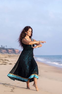 Sahilde dansçı