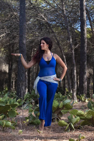 Bailarina del vientre en la naturaleza — Foto de Stock