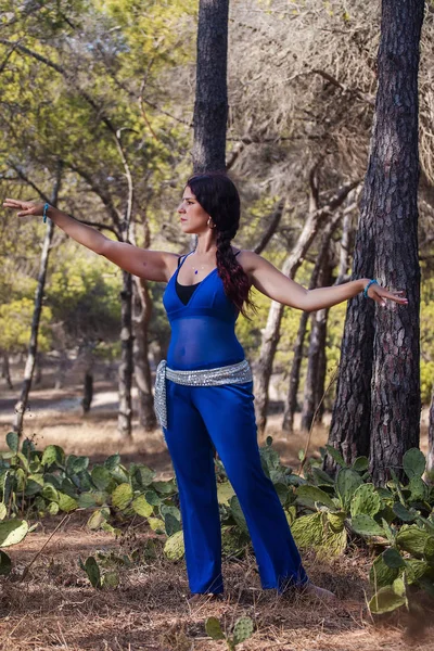 Bailarina del vientre en la naturaleza — Foto de Stock