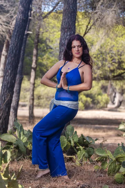 Bailarina del vientre en la naturaleza —  Fotos de Stock