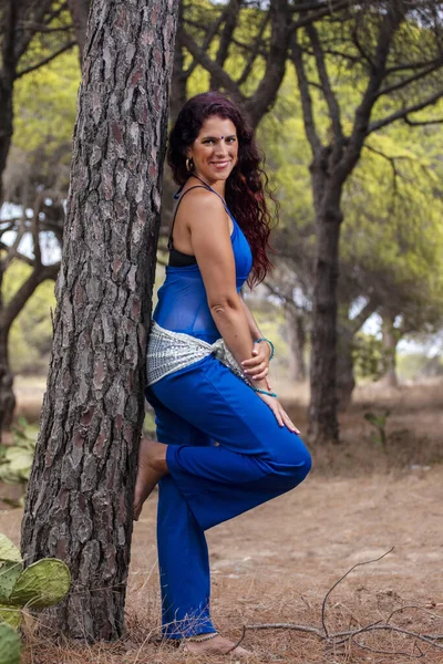 Danseuse du ventre sur la nature — Photo