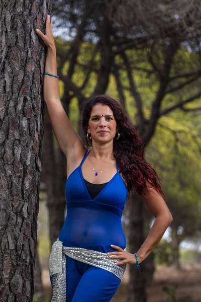 Ballerino del ventre sulla natura — Foto Stock