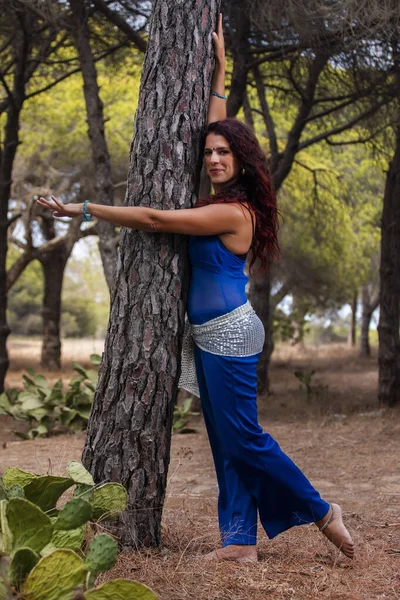 Ballerino del ventre sulla natura — Foto Stock