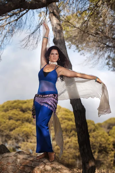 Ballerino del ventre sulla natura — Foto Stock