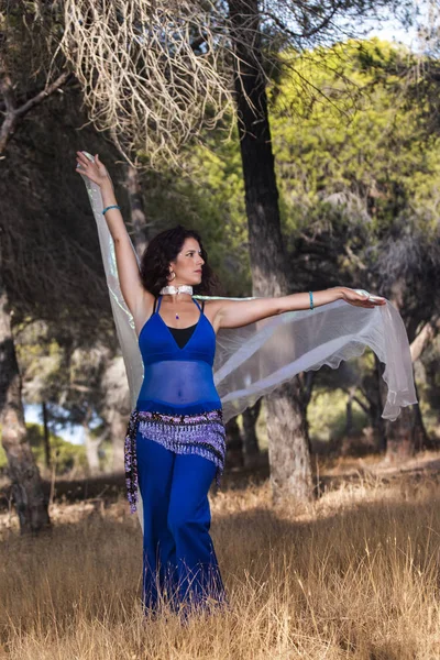 Ballerino del ventre sulla natura — Foto Stock