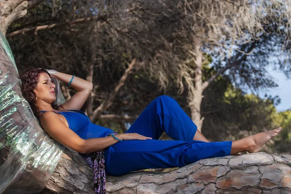 Bailarina del vientre en la naturaleza — Foto de Stock