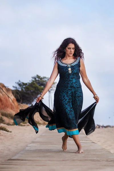 Belly dancer on nature — Stock Photo, Image