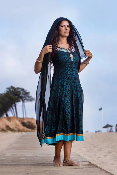 Belly dancer on nature — Stock Photo, Image