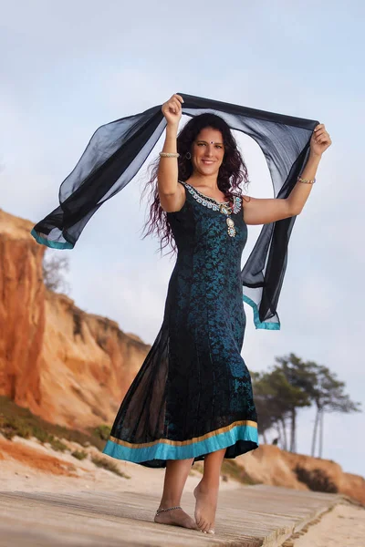 Belly dancer on nature — Stock Photo, Image