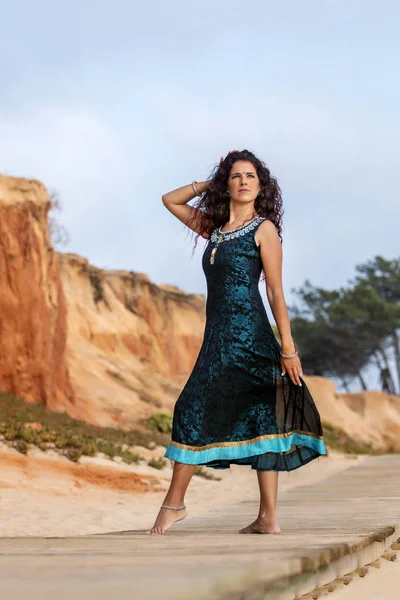 Belly dancer on nature — Stock Photo, Image