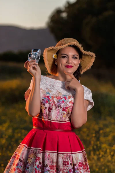 Vintage chica en el campo —  Fotos de Stock