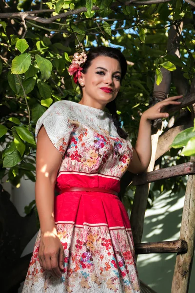 Vintage Meisje Met Bloemen Jurk Een Citroen Boom Klimmen — Stockfoto