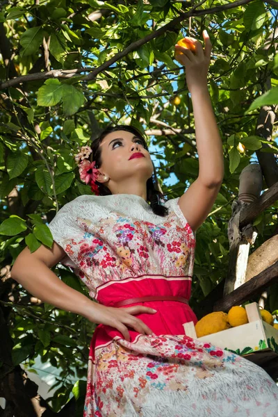 Menina vintage com vestido floral — Fotografia de Stock