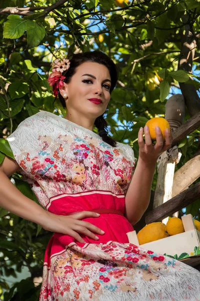 Menina vintage com vestido floral — Fotografia de Stock