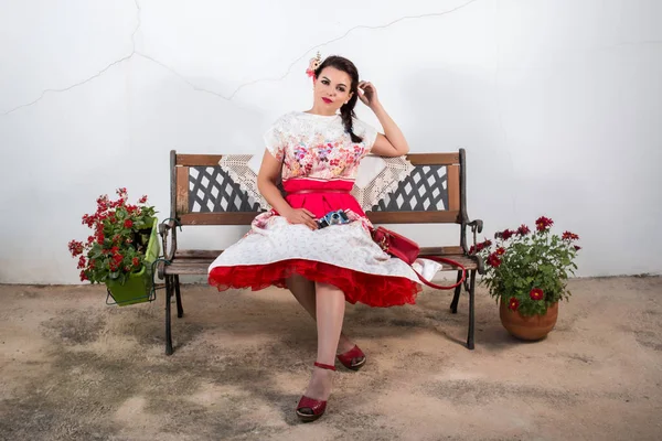 Menina vintage com vestido floral — Fotografia de Stock