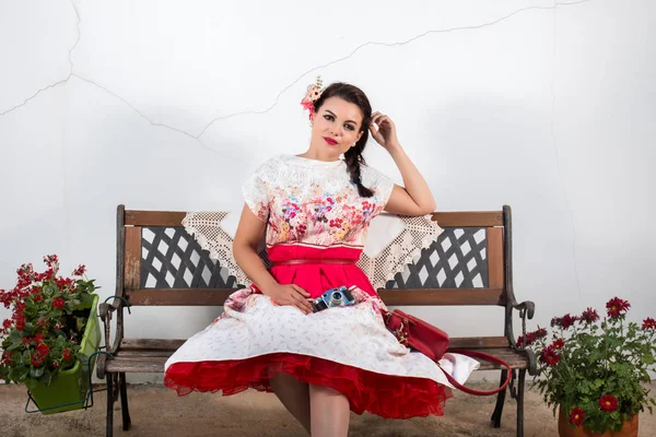 Chica vintage con vestido floral — Foto de Stock