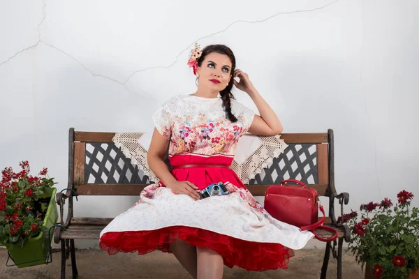 Menina vintage com vestido floral — Fotografia de Stock