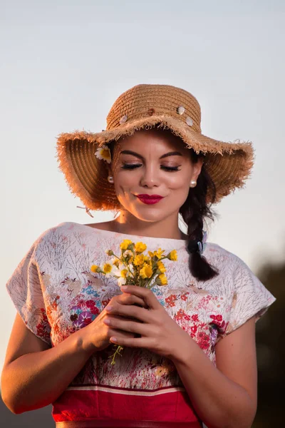 Vintage flicka på landsbygden — Stockfoto