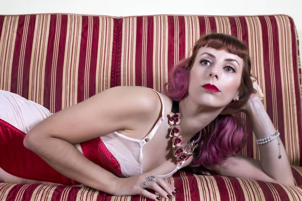 Menina com lingerie vintage vermelho — Fotografia de Stock