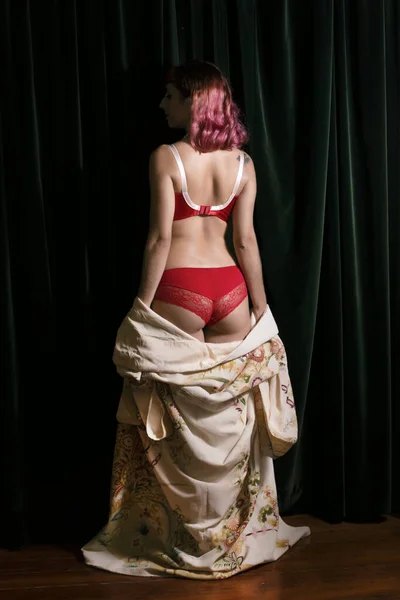 Chica con lencería vintage roja — Foto de Stock