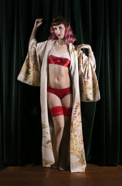 Menina com lingerie vintage vermelho — Fotografia de Stock