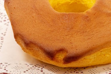 Pao de Lo de Ovar, Portekiz 'in tipik pastası, kırmızı masa örtüsü üzerinde..