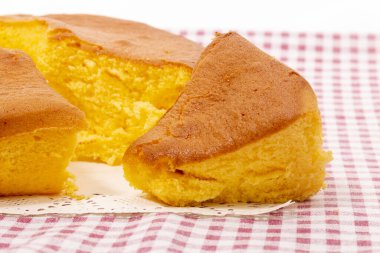 Pao de Lo de Ovar, Portekiz 'in tipik pastası, kırmızı masa örtüsü üzerinde..