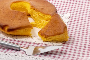 Pao de Lo de Ovar, Portekiz 'in tipik pastası, kırmızı masa örtüsü üzerinde..