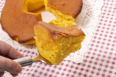 Pao de Lo de Ovar, Portekiz 'in tipik pastası, kırmızı masa örtüsü üzerinde..