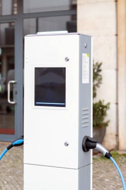 Şehirdeki elektrikli arabalar için elektrik şarj istasyonu.