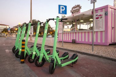 Faro, Portekiz: 16 Şubat 2020 - Bolt şirketinden yeşil elektrikli scooterlar şehirde park halinde.