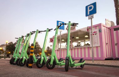 Faro, Portekiz: 16 Şubat 2020 - Bolt şirketinden yeşil elektrikli scooterlar şehirde park halinde.
