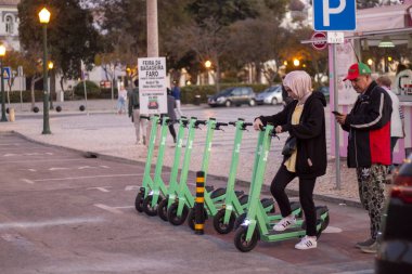 Faro, Portekiz: 16 Şubat 2020 - Bolt şirketinden yeşil elektrikli scooterlar şehirde park halinde.