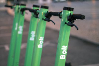 Faro, Portekiz: 16 Şubat 2020 - Bolt şirketinden yeşil elektrikli scooterlar şehirde park halinde.