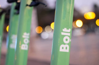 Faro, Portekiz: 16 Şubat 2020 - Bolt şirketinden yeşil elektrikli scooterlar şehirde park halinde.