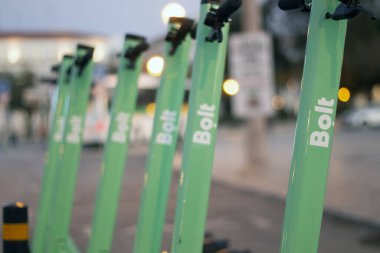 Faro, Portekiz: 16 Şubat 2020 - Bolt şirketinden yeşil elektrikli scooterlar şehirde park halinde.