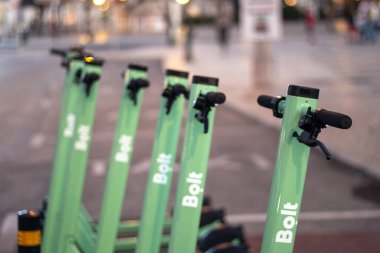 Faro, Portekiz: 16 Şubat 2020 - Bolt şirketinden yeşil elektrikli scooterlar şehirde park halinde.